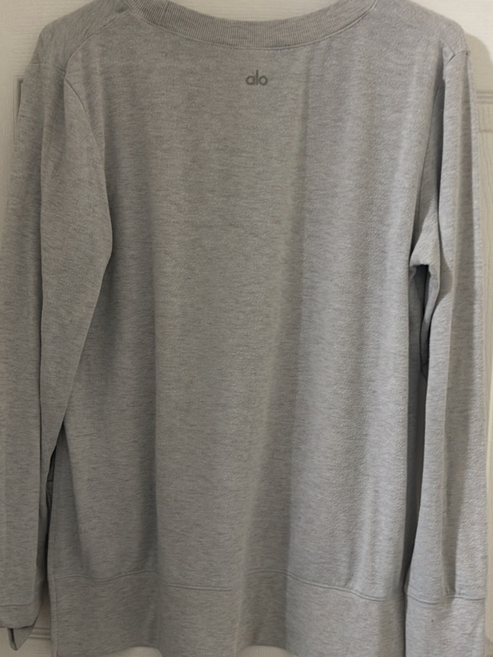 ALO Yoga Light Gray Long-Sleeve Crewneck Sweatshirt
